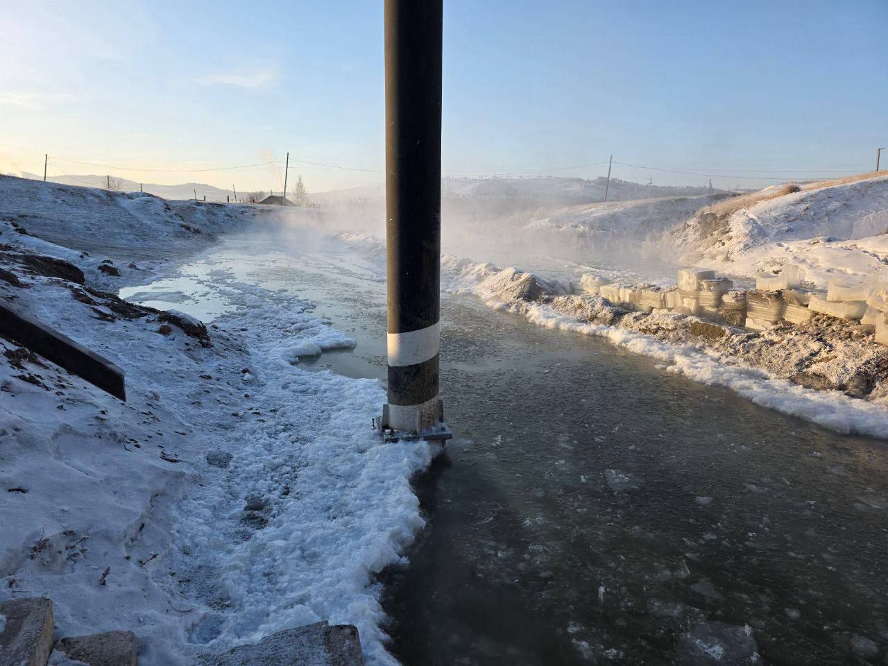 В селе Большая Тура затапливает дорогу В селе Большая Тура затапливает дорогу