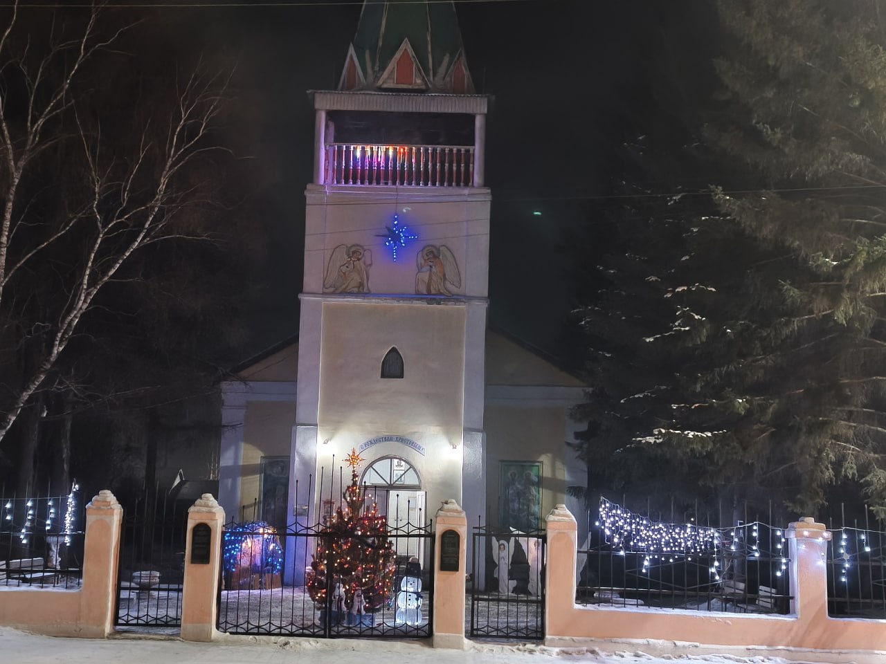 В Красночикойском округе к Рождеству украсили храм и церковь В Красночикойском округе к Рождеству украсили храм и церковь