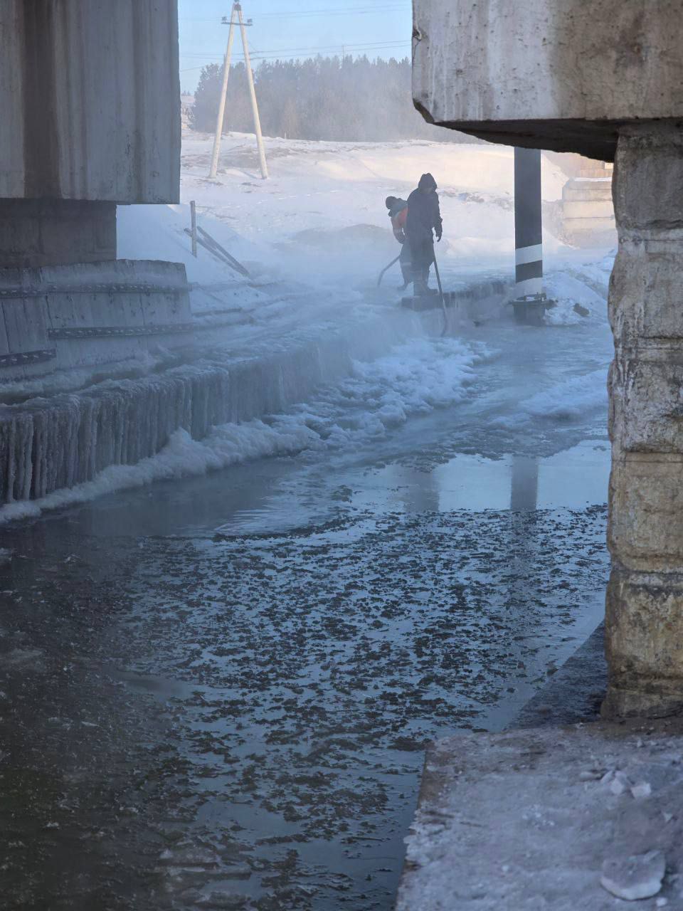 В селе Большая Тура затапливает дорогу В селе Большая Тура затапливает дорогу