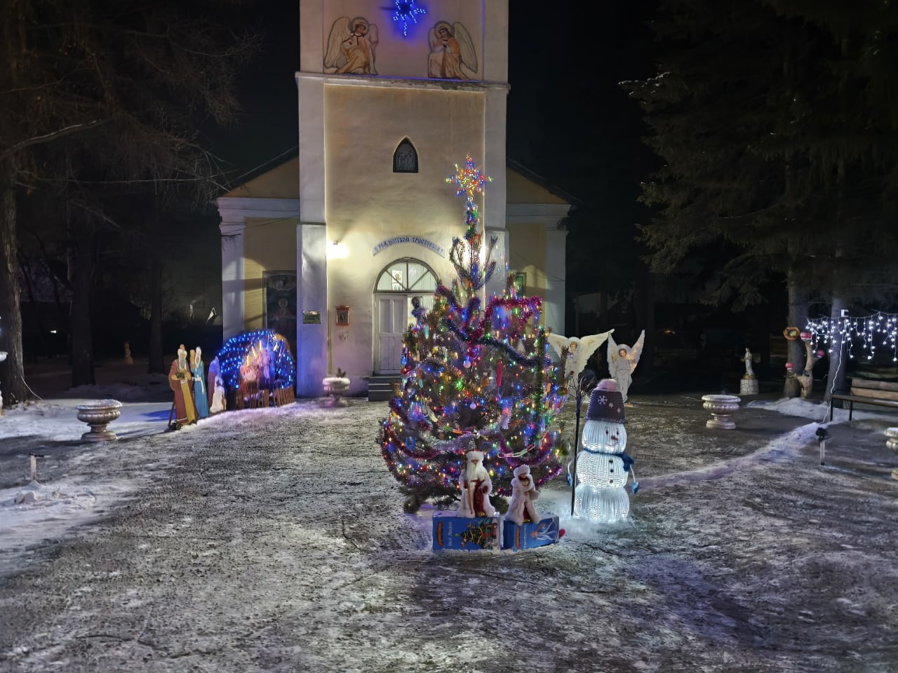 В Красночикойском округе к Рождеству украсили храм и церковь В Красночикойском округе к Рождеству украсили храм и церковь