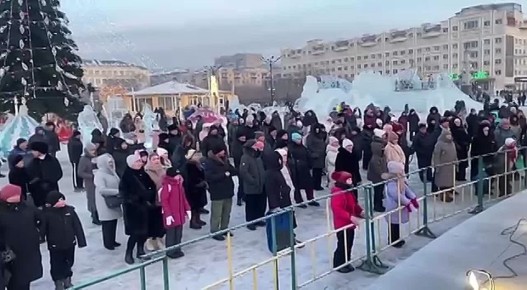Праздничное рождественское мероприятие прошло и на площади Ленина. Читинцев поприветствовала Мэр Читы Инна Щеглова, выступили творческие коллективы города