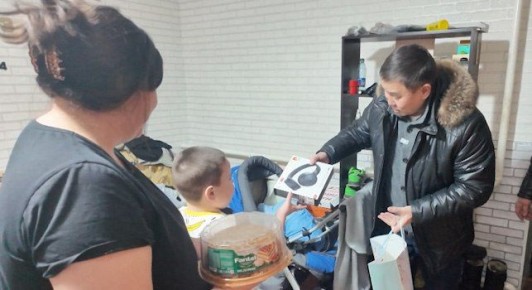 Буянто Батомункуев вручил подарки семьям участников СВО в Забайкальском округе