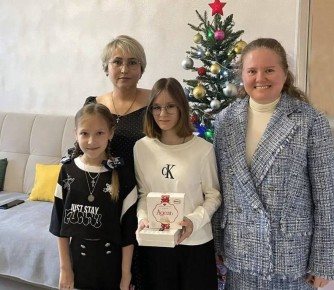 И. о. министра строительства региона Анастасия Чемис исполнила новогодние мечты двух сестер