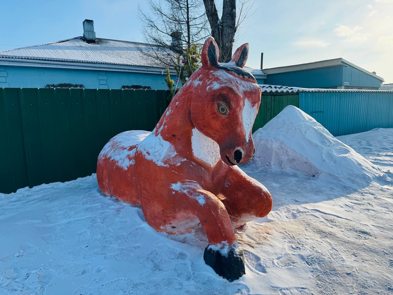 Ежегодно семья Ивановых из Чернышевска создают уникальные снежные фигуры Ежегодно семья Ивановых из Чернышевска создают уникальные снежные фигуры