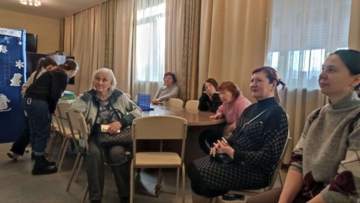 Ветераны и пенсионеры прокуратуры Забайкальского края во время новогодних каникул посетили Забайкальскую краевую универсальную научную библиотеку им. А. С. Пушкина. Ее сотрудники - Елена Савватеева, Мария Непомнящих и Надежда