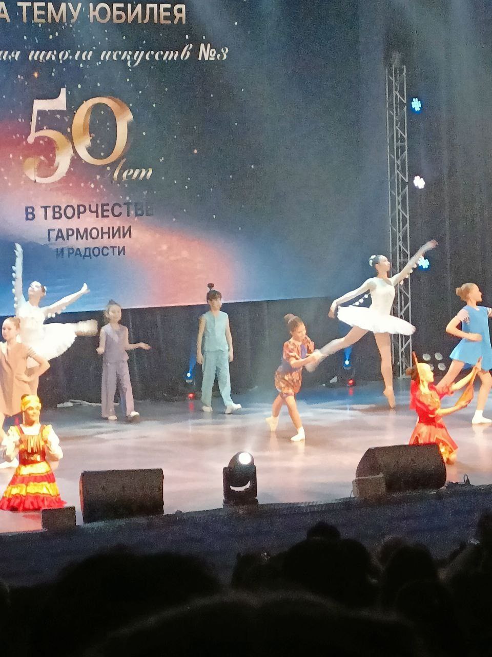 Юбилейный концерт ДШИ 3, который прошел 9 января, собрал в большом зале краевой филармонии учащихся и преподавателей, родителей и бывших выпускников, преподавателей, которые приехали на торжественное мероприятие из разных... Юбилейный концерт ДШИ 3, который прошел 9 января, собрал в большом зале краевой филармонии учащихся и преподавателей, родителей и бывших выпускников, преподавателей, которые приехали на торжественное мероприятие из разных...