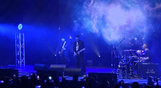 Основатель группы «Смысловые галлюцинации» Сергей Бобунец выступает на Рождественском фестивале в Чите