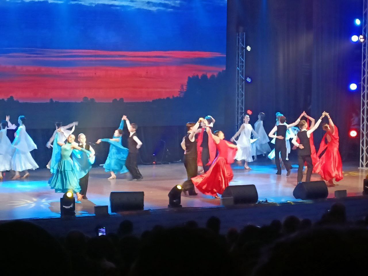 Юбилейный концерт ДШИ 3, который прошел 9 января, собрал в большом зале краевой филармонии учащихся и преподавателей, родителей и бывших выпускников, преподавателей, которые приехали на торжественное мероприятие из разных... Юбилейный концерт ДШИ 3, который прошел 9 января, собрал в большом зале краевой филармонии учащихся и преподавателей, родителей и бывших выпускников, преподавателей, которые приехали на торжественное мероприятие из разных...