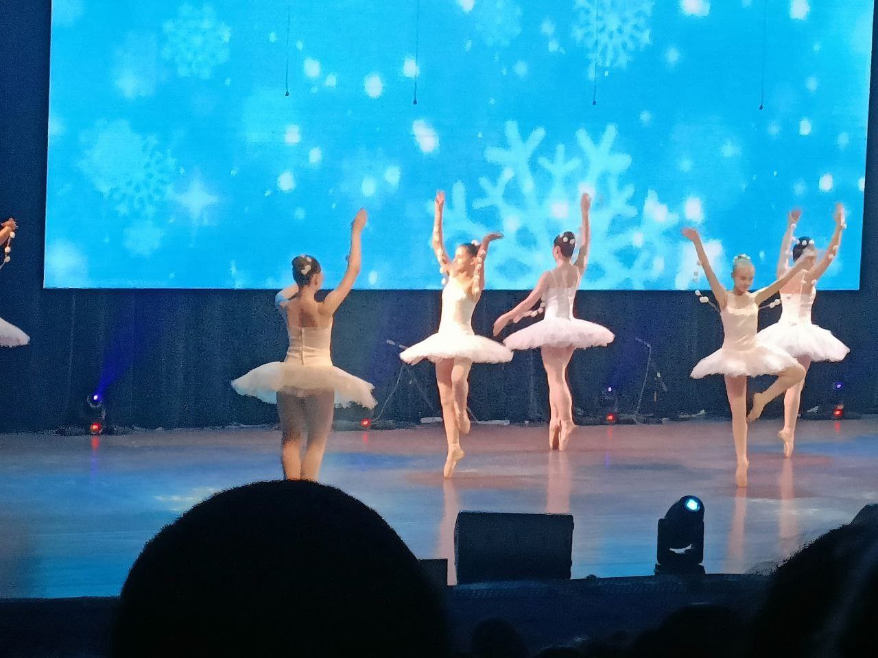 Юбилейный концерт ДШИ 3, который прошел 9 января, собрал в большом зале краевой филармонии учащихся и преподавателей, родителей и бывших выпускников, преподавателей, которые приехали на торжественное мероприятие из разных... Юбилейный концерт ДШИ 3, который прошел 9 января, собрал в большом зале краевой филармонии учащихся и преподавателей, родителей и бывших выпускников, преподавателей, которые приехали на торжественное мероприятие из разных...