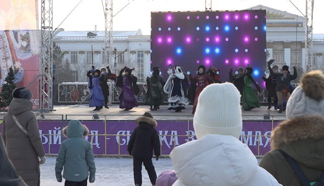 1234В последний новогодний выходной на главной площади Читы устроили музыкальное шоу