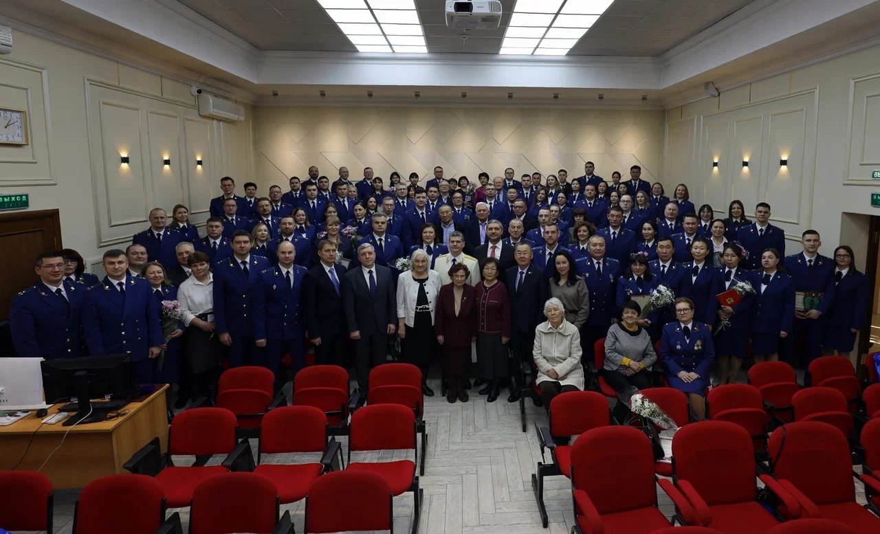 Александр Осипов наградил лучших работников прокуратуры Забайкалья Александр Осипов наградил лучших работников прокуратуры Забайкалья