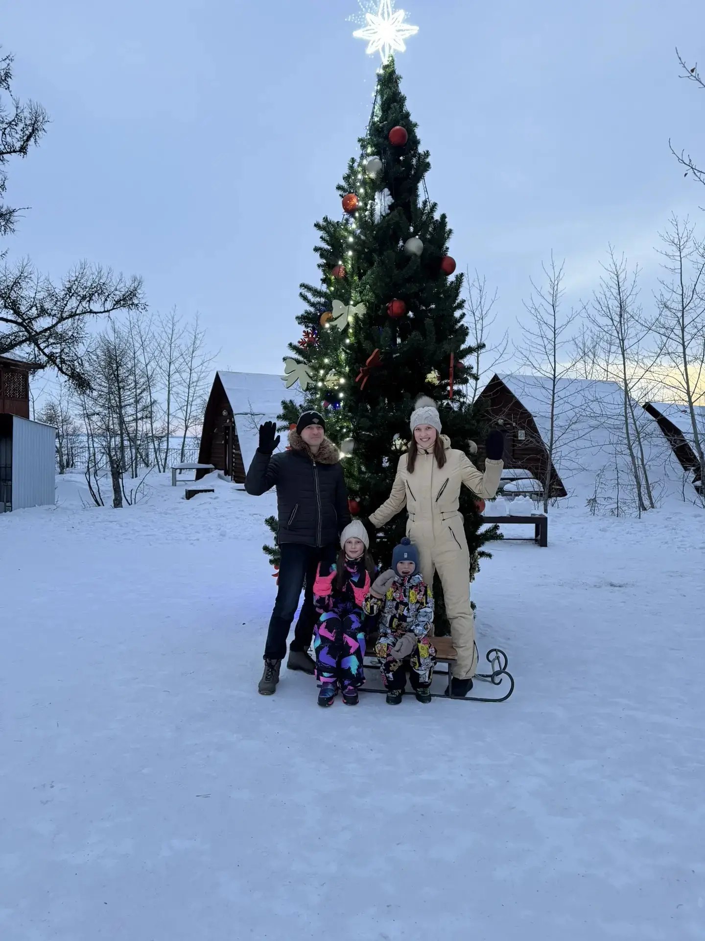 В школе №19 проходит конкурс «Семейное фото рядом с новогодней ёлкой» В школе №19 проходит конкурс «Семейное фото рядом с новогодней ёлкой»