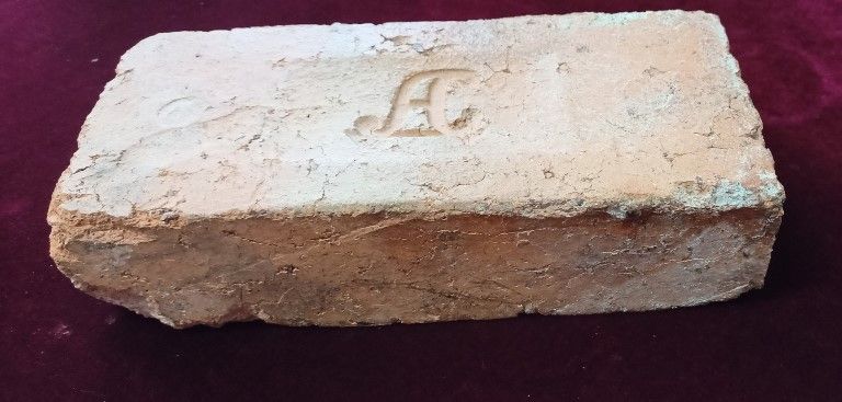 #НаследиеЗабайкалья: В краеведческом музее Петровска-Забайкальского хранится уникальный артефакт - кирпич с фамильным клеймом «АДС»