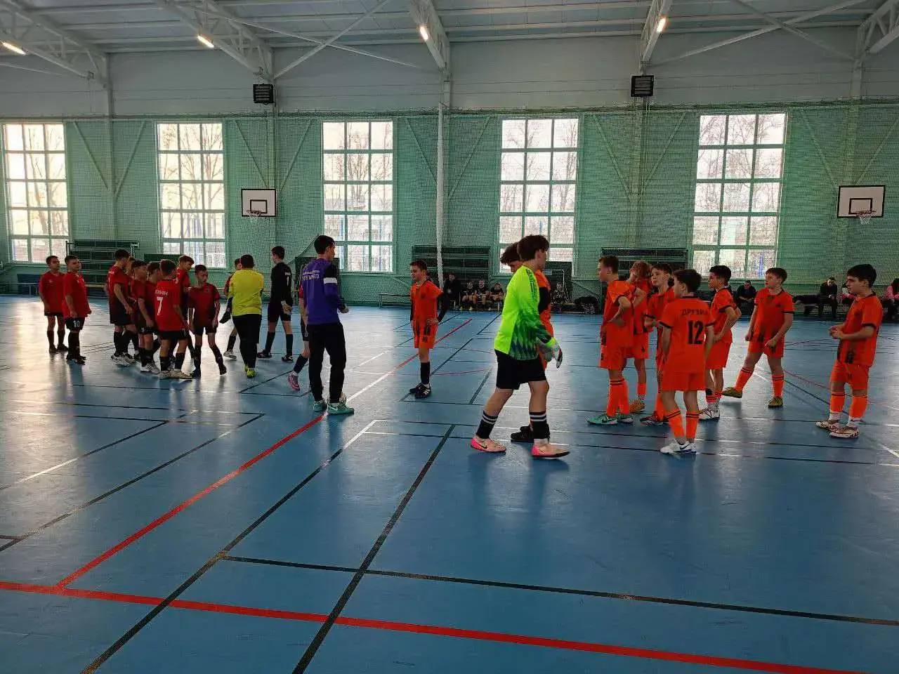 Четыре ветеранские команды (возраст спортсменов старше 40 лет) из китайских городов Маньчжурия, Хулунбуир, Чунцин и монгольского Чойболсана приняли участие в XIX традиционном фестивале зимнего футбола, наряду со... Четыре ветеранские команды (возраст спортсменов старше 40 лет) из китайских городов Маньчжурия, Хулунбуир, Чунцин и монгольского Чойболсана приняли участие в XIX традиционном фестивале зимнего футбола, наряду со...