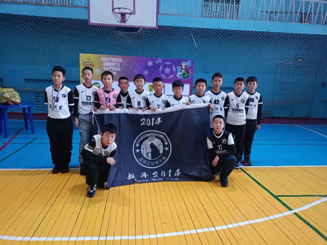 Четыре ветеранские команды (возраст спортсменов старше 40 лет) из китайских городов Маньчжурия, Хулунбуир, Чунцин и монгольского Чойболсана приняли участие в XIX традиционном фестивале зимнего футбола, наряду со... Четыре ветеранские команды (возраст спортсменов старше 40 лет) из китайских городов Маньчжурия, Хулунбуир, Чунцин и монгольского Чойболсана приняли участие в XIX традиционном фестивале зимнего футбола, наряду со...