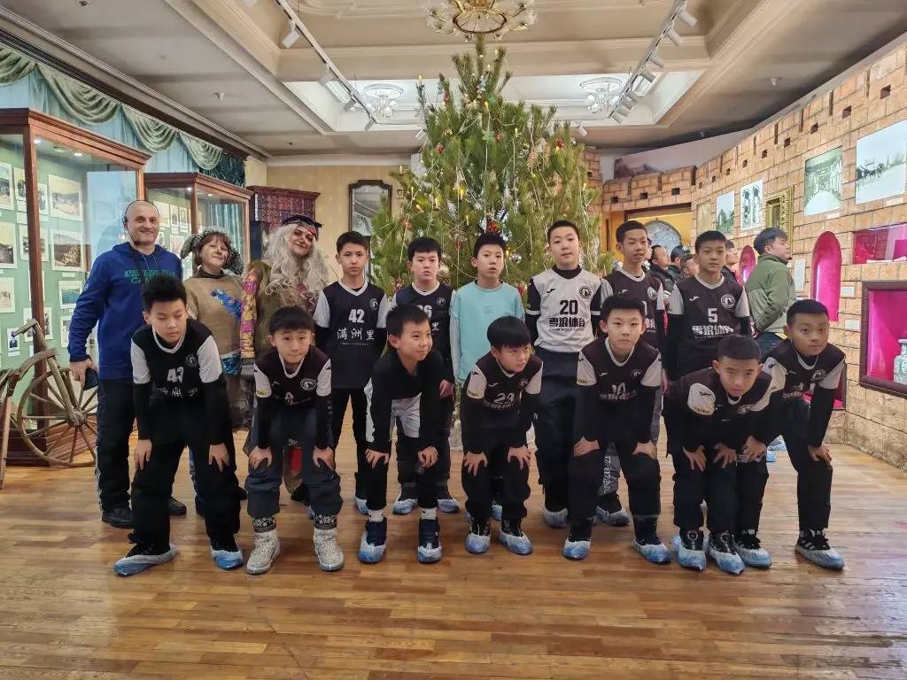 Четыре ветеранские команды (возраст спортсменов старше 40 лет) из китайских городов Маньчжурия, Хулунбуир, Чунцин и монгольского Чойболсана приняли участие в XIX традиционном фестивале зимнего футбола, наряду со... Четыре ветеранские команды (возраст спортсменов старше 40 лет) из китайских городов Маньчжурия, Хулунбуир, Чунцин и монгольского Чойболсана приняли участие в XIX традиционном фестивале зимнего футбола, наряду со...