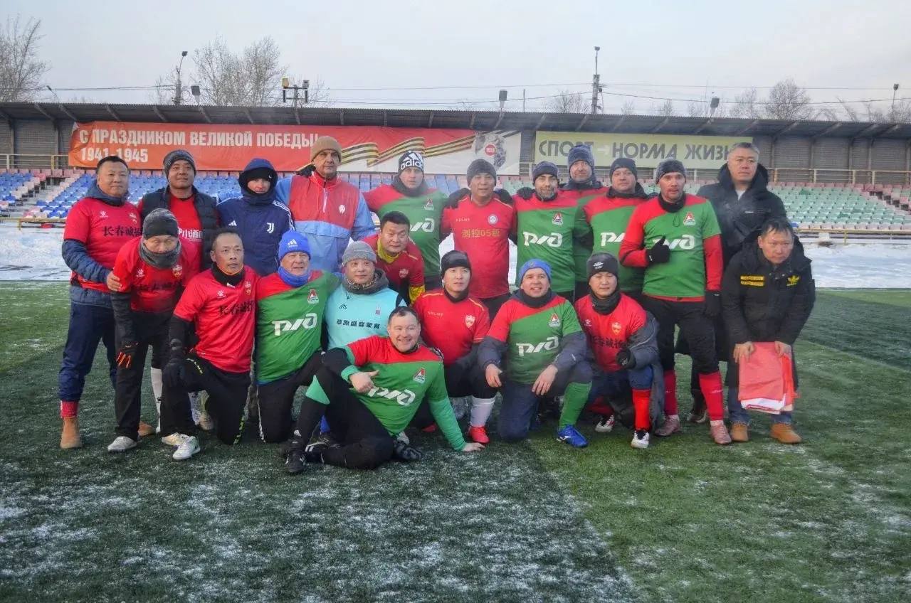 Четыре ветеранские команды (возраст спортсменов старше 40 лет) из китайских городов Маньчжурия, Хулунбуир, Чунцин и монгольского Чойболсана приняли участие в XIX традиционном фестивале зимнего футбола, наряду со... Четыре ветеранские команды (возраст спортсменов старше 40 лет) из китайских городов Маньчжурия, Хулунбуир, Чунцин и монгольского Чойболсана приняли участие в XIX традиционном фестивале зимнего футбола, наряду со...