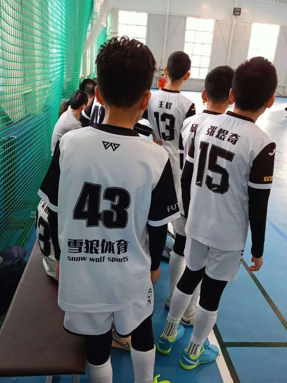 Четыре ветеранские команды (возраст спортсменов старше 40 лет) из китайских городов Маньчжурия, Хулунбуир, Чунцин и монгольского Чойболсана приняли участие в XIX традиционном фестивале зимнего футбола, наряду со... Четыре ветеранские команды (возраст спортсменов старше 40 лет) из китайских городов Маньчжурия, Хулунбуир, Чунцин и монгольского Чойболсана приняли участие в XIX традиционном фестивале зимнего футбола, наряду со...