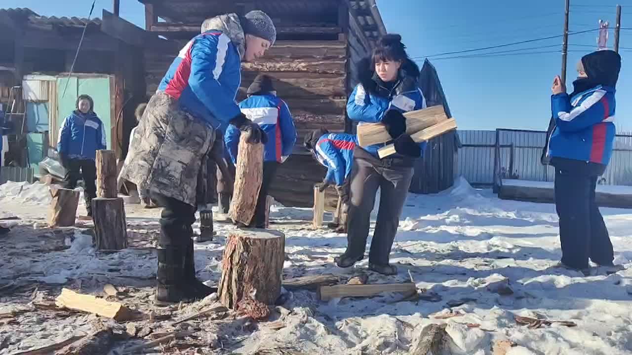 Тимуровцы XXI века помогают сельчанам