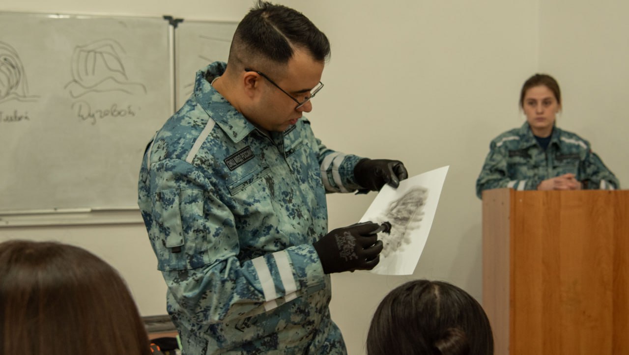 Будущие юристы познакомились с работой экспертов криминалистов в Чите Будущие юристы познакомились с работой экспертов криминалистов в Чите