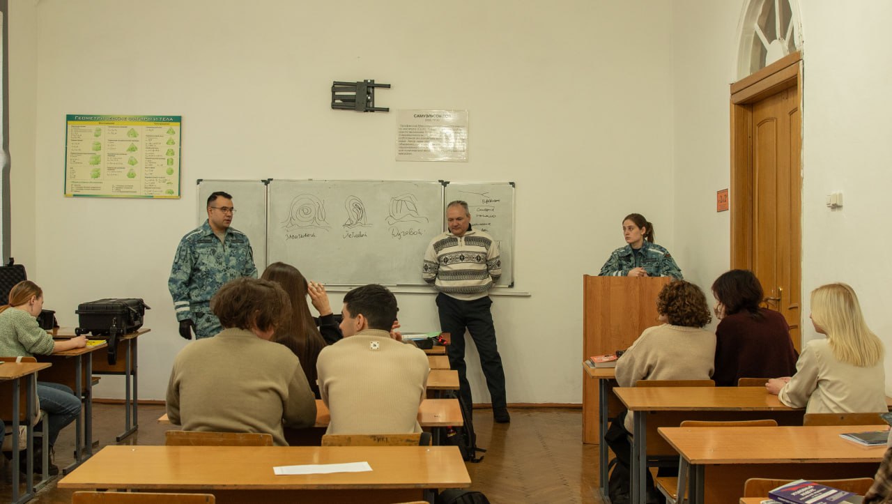 Будущие юристы познакомились с работой экспертов криминалистов в Чите Будущие юристы познакомились с работой экспертов криминалистов в Чите