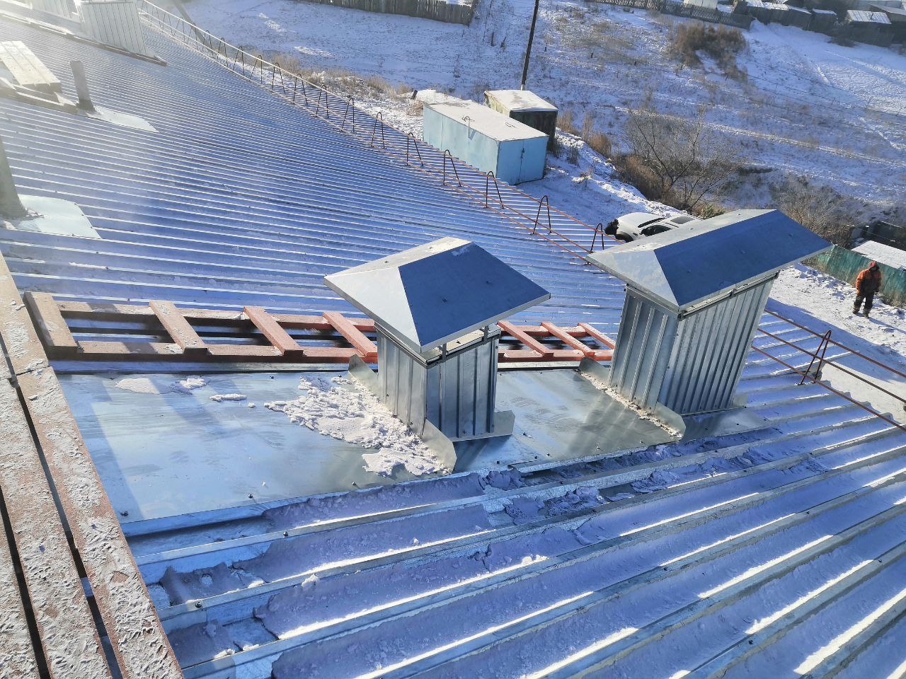 Новая крыша появилась в доме поселка Оловянная