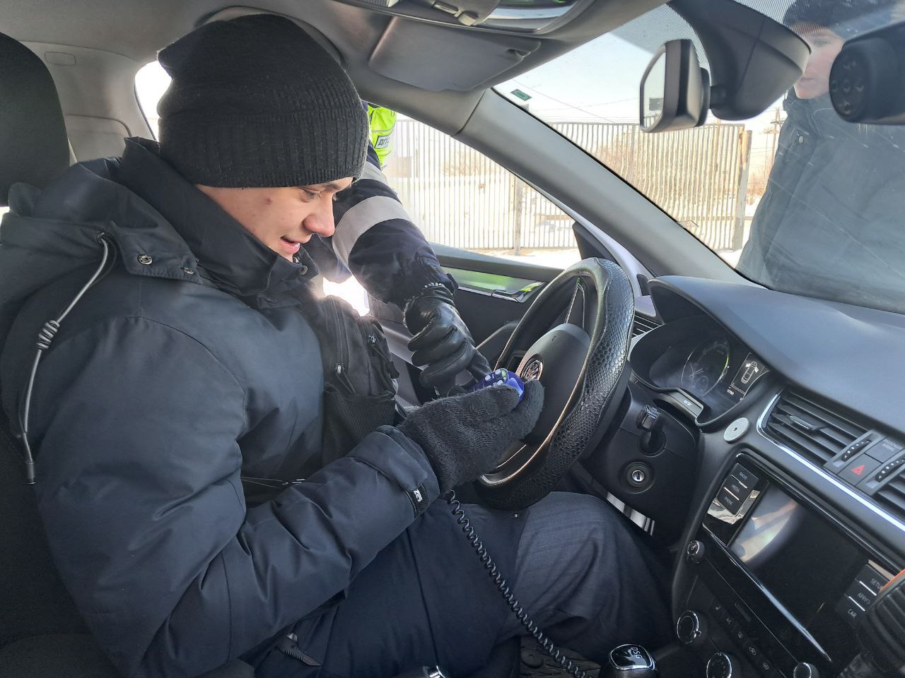 «Студенческий десант» высадился на посту ДПС: будущие транспортники познакомились с работой дорожных полицейских «Студенческий десант» высадился на посту ДПС: будущие транспортники познакомились с работой дорожных полицейских