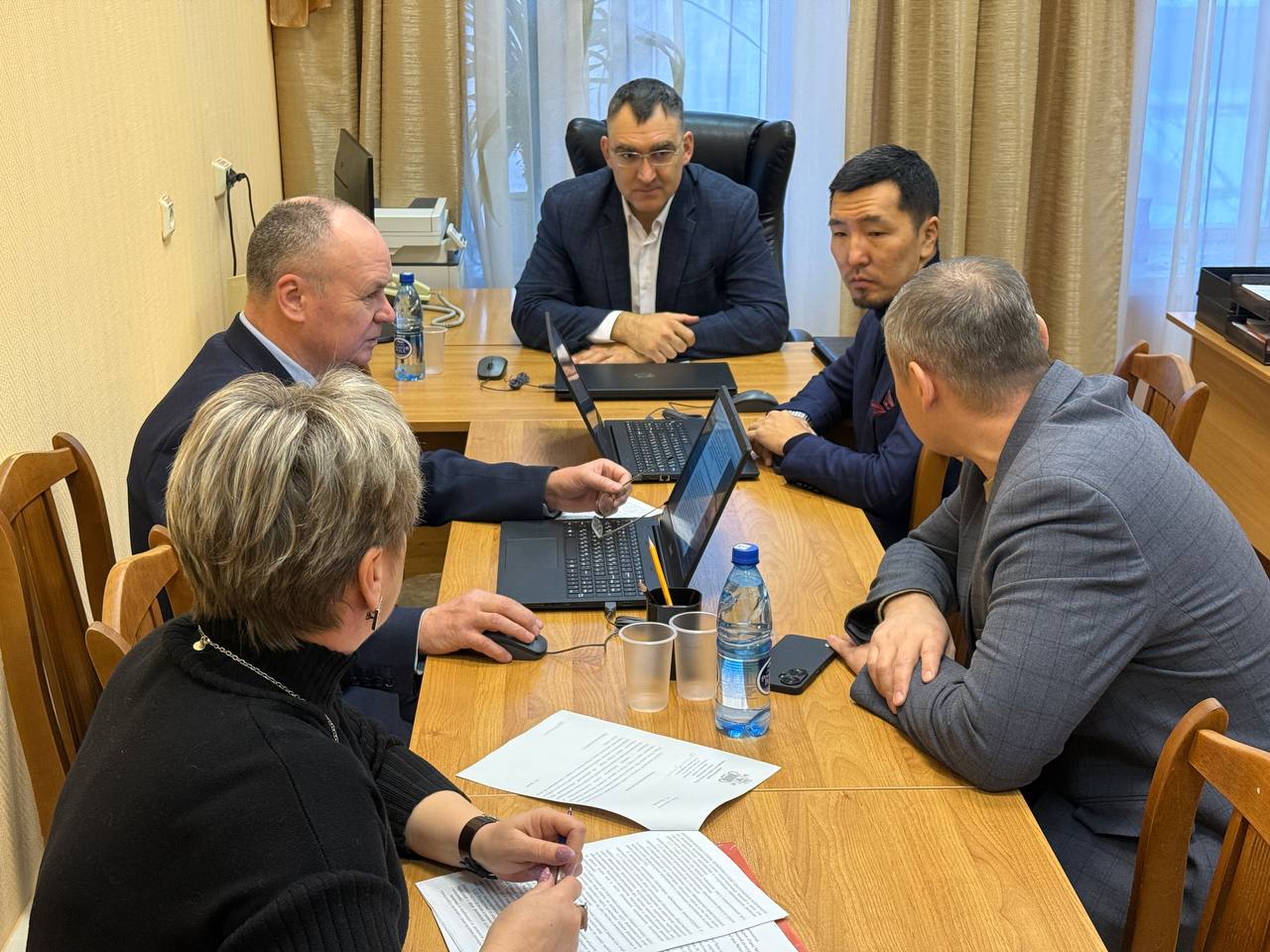 На заседании комитета по вопросам молодежи, образованию, культуре и спорту депутаты рассмотрели два вопроса