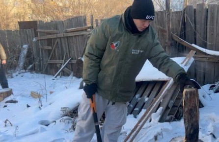 Активисты Молодёжного фронта помогли наколоть дров пенсионерке в Чите