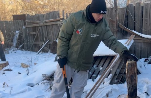 Активисты Молодёжного фронта помогли наколоть дров пенсионерке в Чите