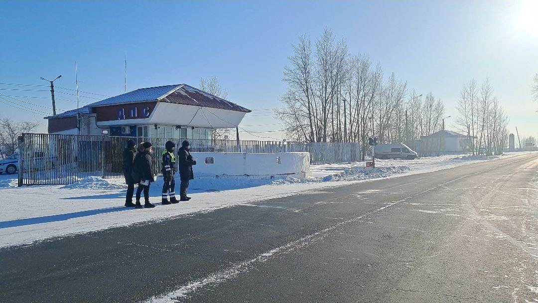 «Студенческий десант» высадился на посту ДПС: будущие транспортники познакомились с работой дорожных полицейских