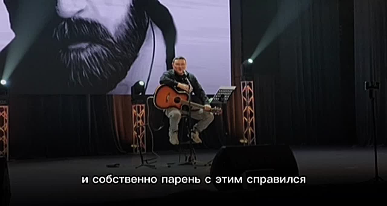 Евгений Нимаев со сцены Забайкальской краевой филармонии им. Олега Лундстрема попросил подарить аплодисменты его родителям