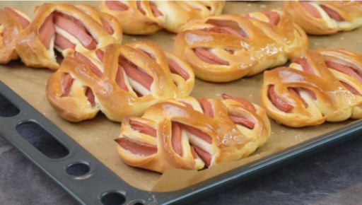 Вкусные булочки с колбасой: идеальный выбор для завтрака и перекуса