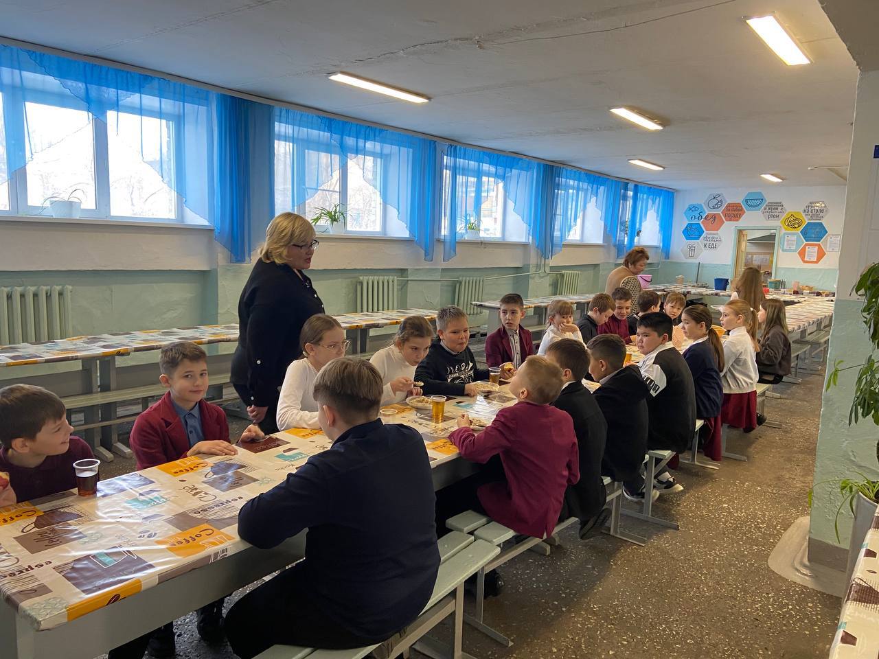 Депутаты городской Думы проверили питание в школах Читы Депутаты городской Думы проверили питание в школах Читы