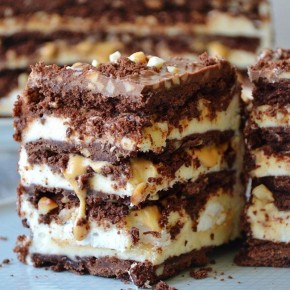 Песочный десерт с арахисом и солено-медовой взбитой карамелью