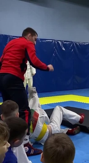 Мастер спорта по армейскому рукопашному бою Эльдар Долозин проводит тренировку для юных забайкальцев