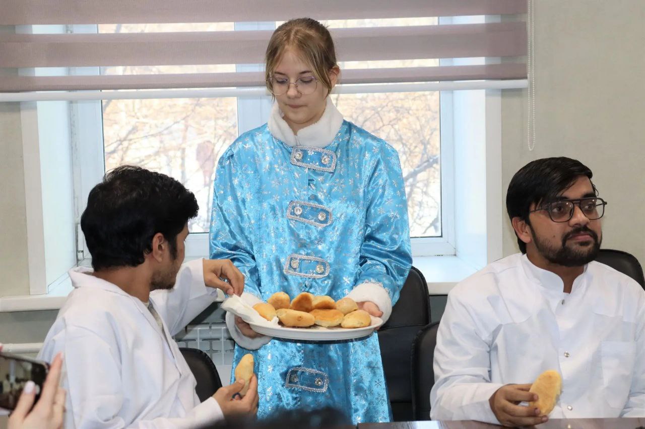 Студентам из Индии, обучающимся в Забайкалье, рассказали о русских традициях Студентам из Индии, обучающимся в Забайкалье, рассказали о русских традициях