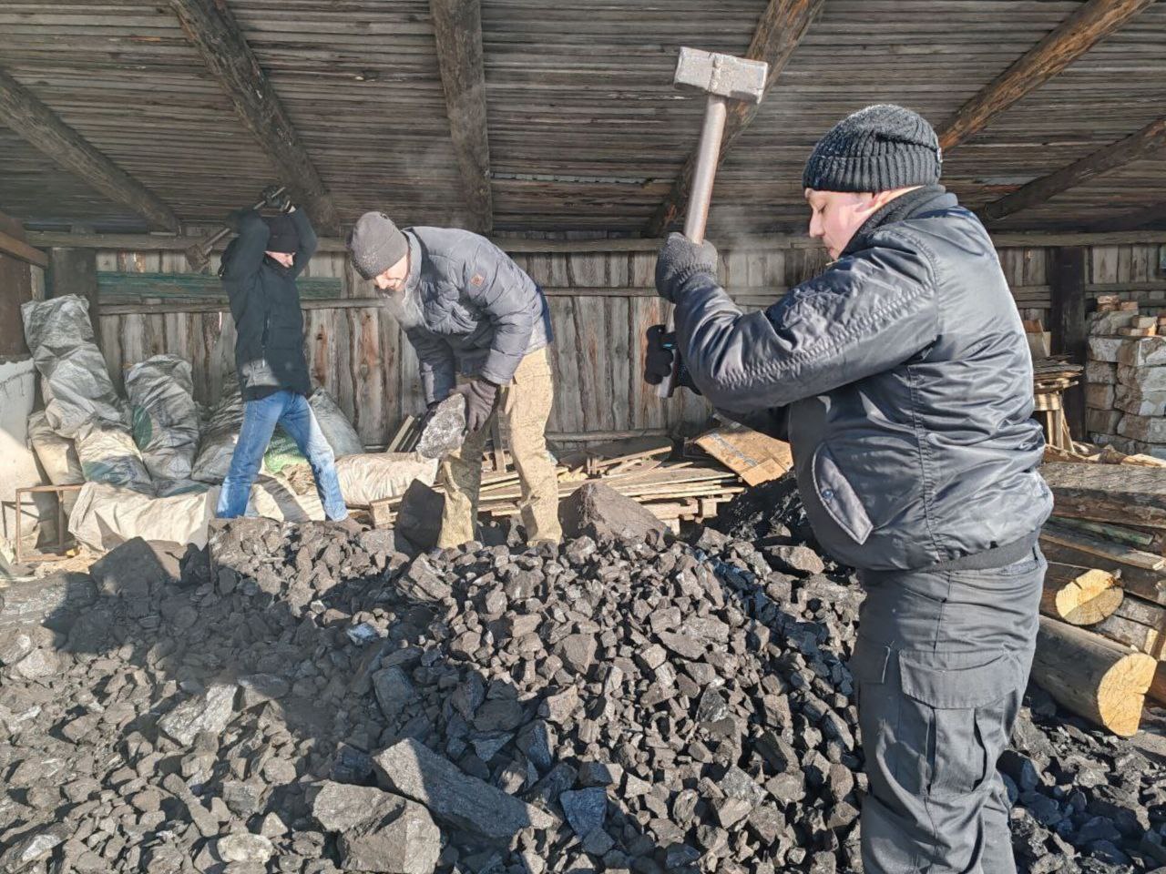 Судебные приставы раскололи три тонны угля для читинской семьи