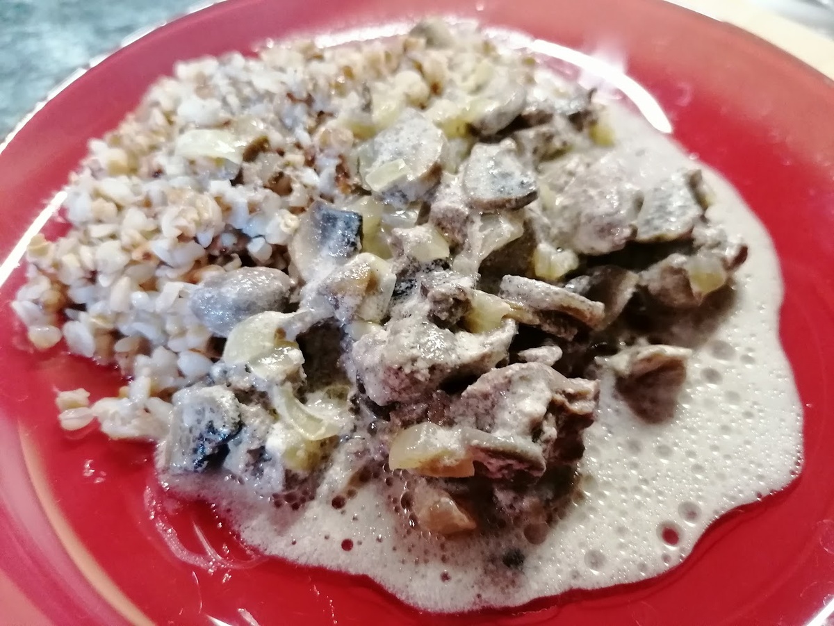 Уютное блюдо: печень с грибами в сметанном соусе всего за полчаса