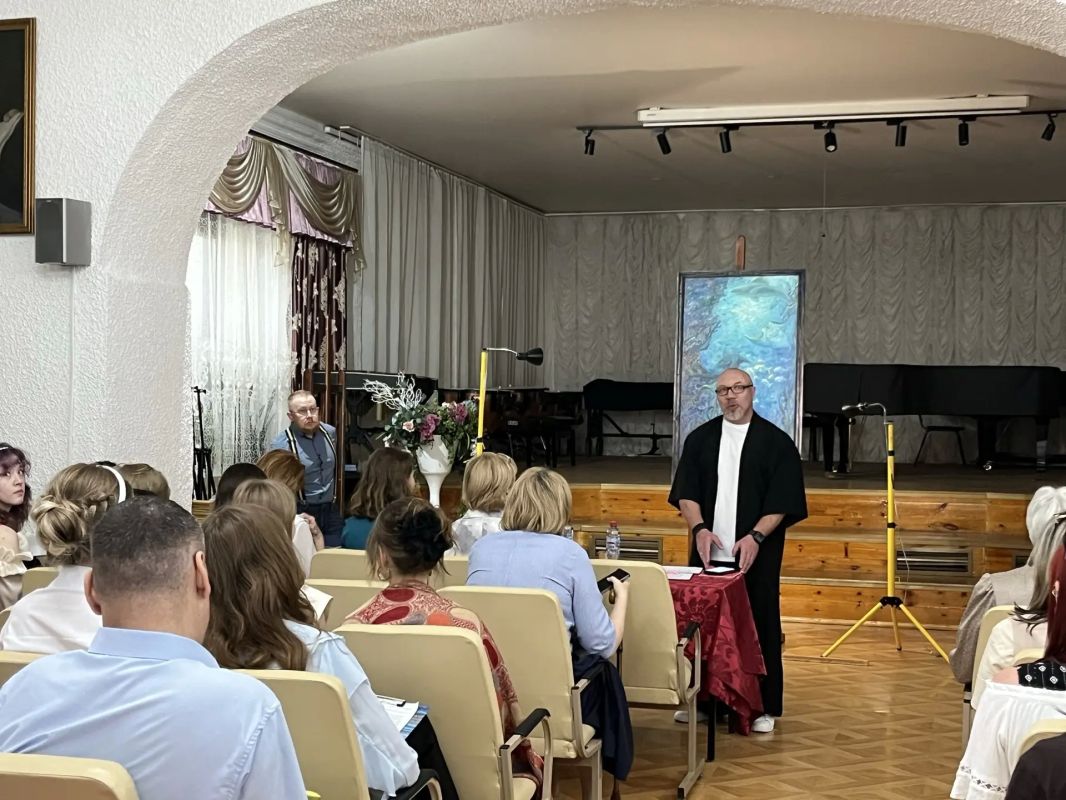 В зале Забайкальского краевого училища искусств началась защита дипломных работ выпускников направления «Живопись»
