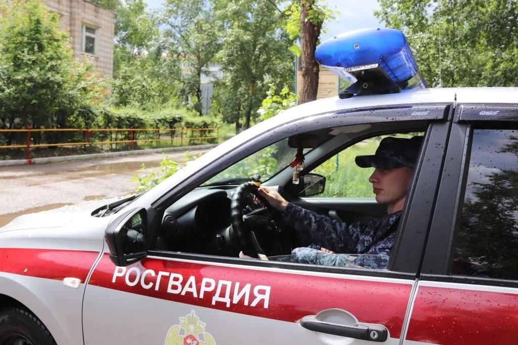 В Забайкалье сотрудники Росгвардии задержали мужчину, который ходил по улице с ножом