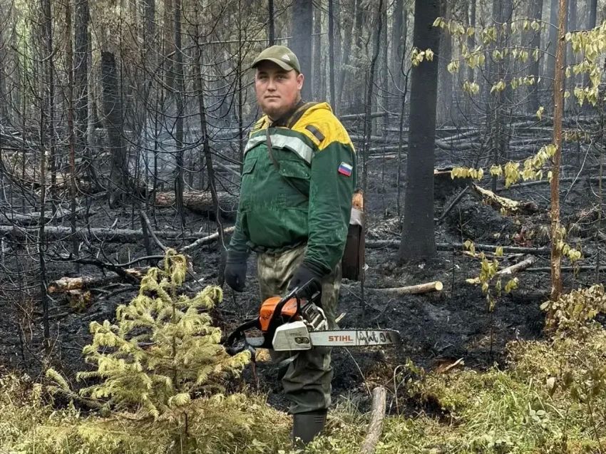 Забайкальские огнеборцы уже месяц помогают тушить лесные пожары в Красноярском крае