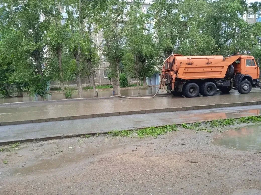 Откачка ливневых стоков продолжается во дворе дома №15 в 5-м микрорайоне поселке Текстильщиков