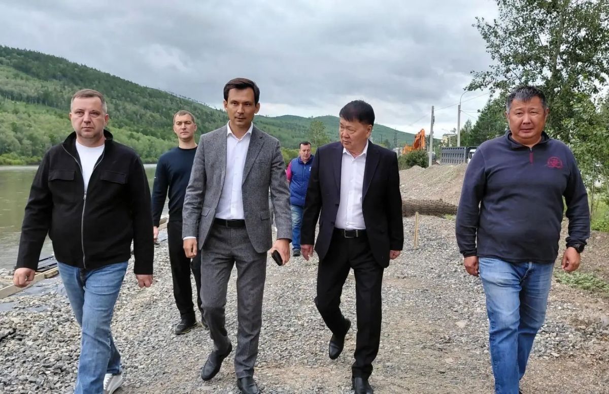 Дамбу на реке Ингода, которая должна защитить город от большой воды, подрядчик обещает сдать раньше срока