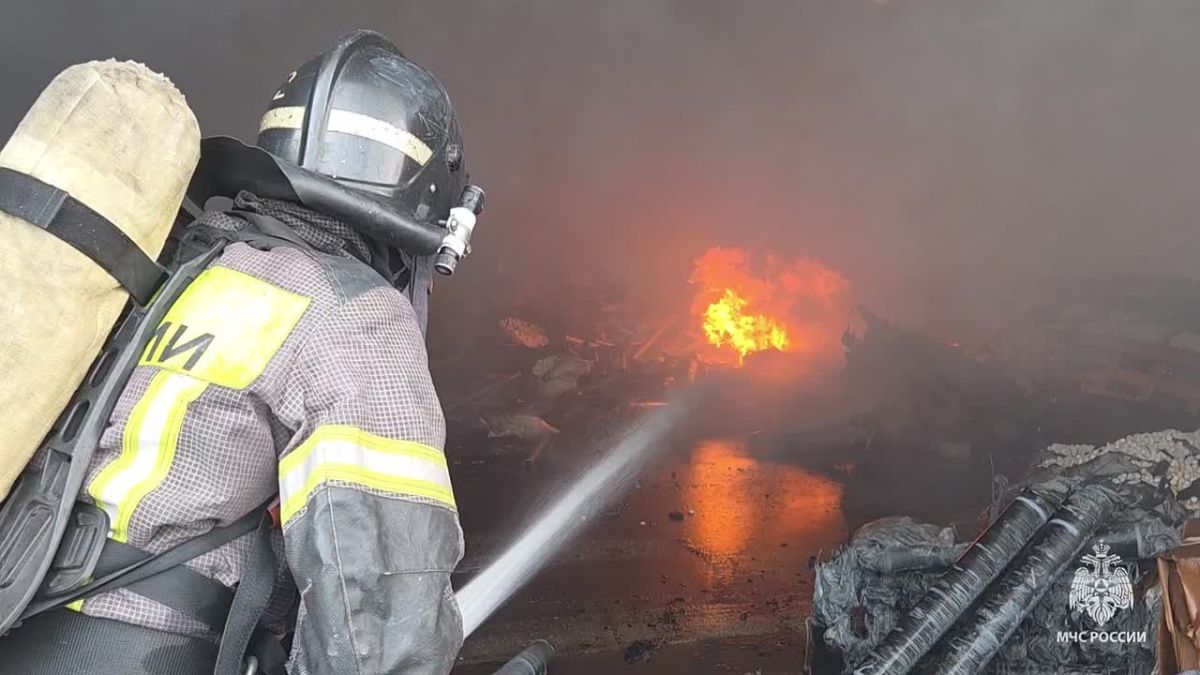 Огнеборцы ликвидируют пожар здания в Чите