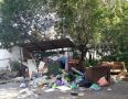Мусор почти месяц не вывозится в одном из дворов Читы из-за «раскопок»