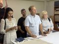 кажется, гости вот-вот начнут кроить