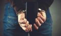 Забрал телефон и скрылся: в Краснокаменске полицейские раскрыли грабеж и вернули местному жителю похищенный смартфон