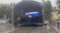 В поселке Восточный, несмотря на дождь, сегодня играет духовой оркестр и работает праздничная ярмарка