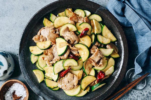 Быстро и вкусно: жаркое из свинины с цукини в китайской манере